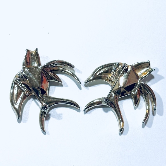 A Pair Of Two VTG Sarah Coventry Silver Tone Angel Fish Brooches Accent Stone - Picture 5 of 6